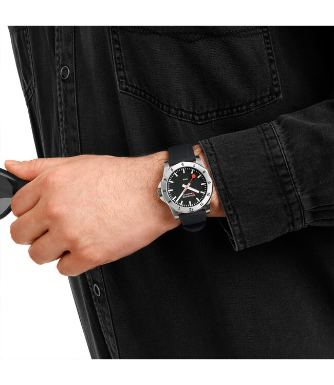 Mondaine Numeri horloge - zilverkleurige kast - zwart rubberen band - 42 mm