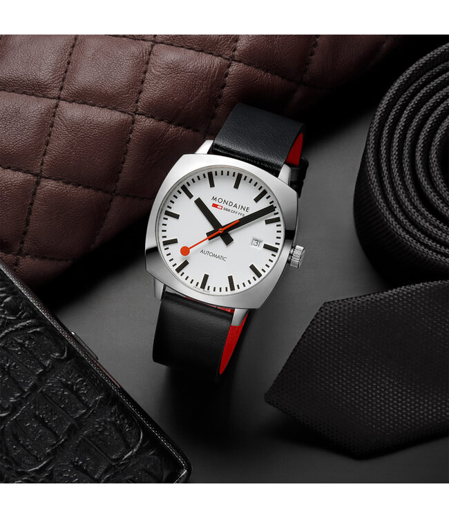 Mondaine Cushion Automatic horloge - zwarte kast - zilverkleurige mesh band - 39 mm