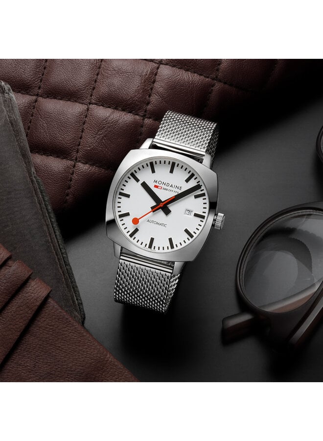 Mondaine Cushion Automatic horloge - zilverkleurige kast - zilverkleurige mesh band - 39 mm