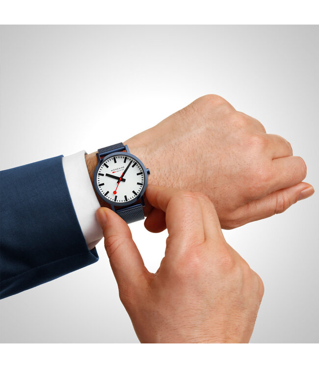 Mondaine Classic horloge - zilverkleurige kast - blauw leren band - 40 mm