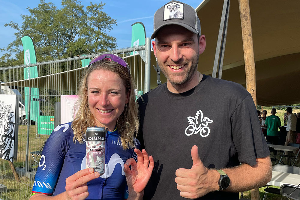 Annemiek van Vleuten viert laatste race met low-alcohol bier voor het goede doel.