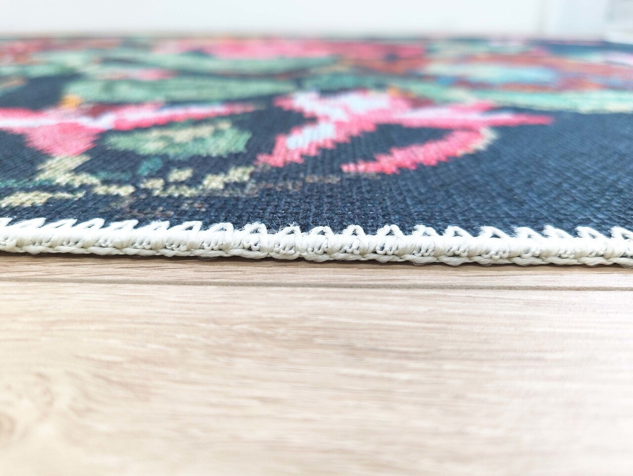 Adrasos Vintage Teppich Schwarz – Floral & Waschbar Adrasos Vintage Teppich Schwarz – Floral & Waschbar