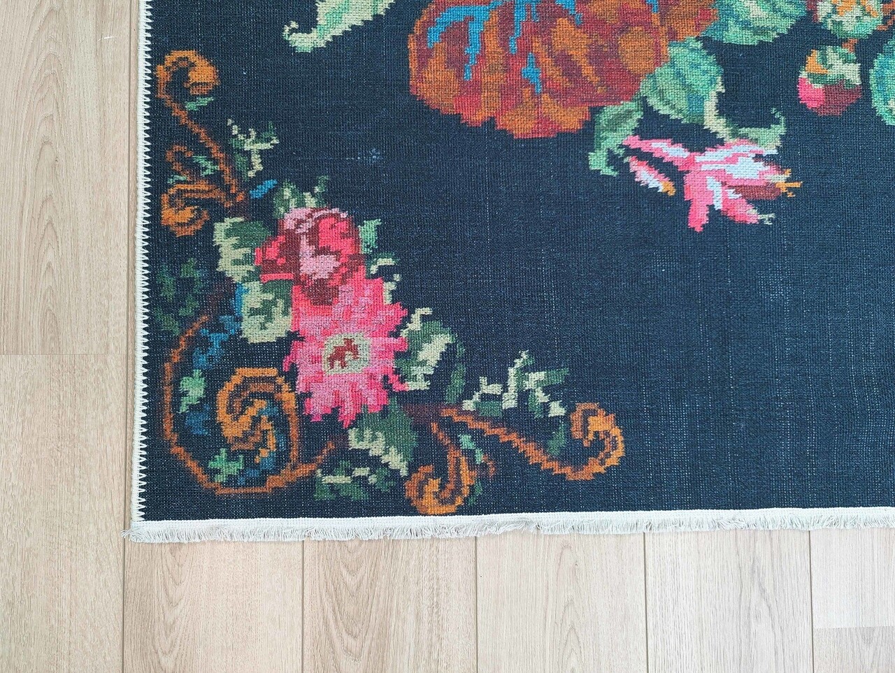 Adrasos Vintage Teppich Schwarz – Floral & Waschbar Adrasos Vintage Teppich Schwarz – Floral & Waschbar