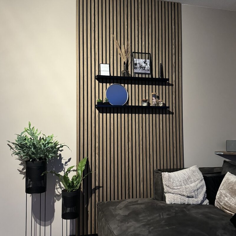Wandbekleding binnen in een woonkamer