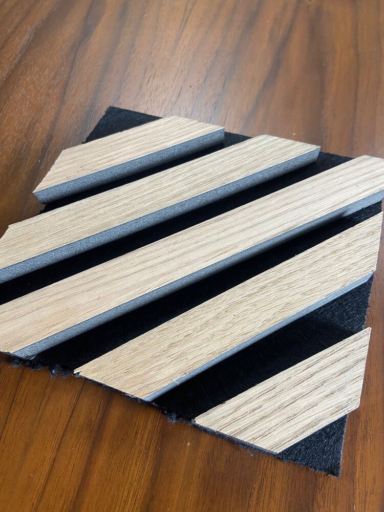 Oppio Sample -VISGRAAT - HONGAARSE PUNT LICHT EIKEN akoestische wand panelen lattenwand Oppio Sample -VISGRAAT - HONGAARSE PUNT LICHT EIKEN akoestische wand panelen lattenwand