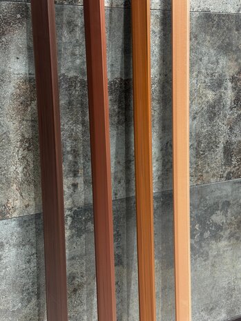 Oppio MAHONIE - HOEKPROFIEL 290x5x5 cm WPC ( 360° volledig bedekkende beschermlaag ) Oppio MAHONIE - HOEKPROFIEL 290x5x5 cm WPC ( 360° volledig bedekkende beschermlaag )