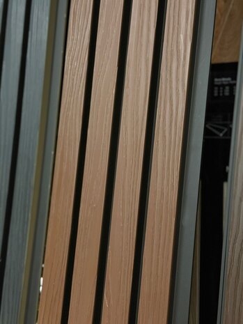 Oppio €35 Per Stuk - TEAK - Zwarte strepen - Gevelbekleding – Composiet | 290 x 22 cm | Gevel | Tuin | 3D Houtnerf Oppio €35 Per Stuk - TEAK - Zwarte strepen - Gevelbekleding – Composiet | 290 x 22 cm | Gevel | Tuin | 3D Houtnerf