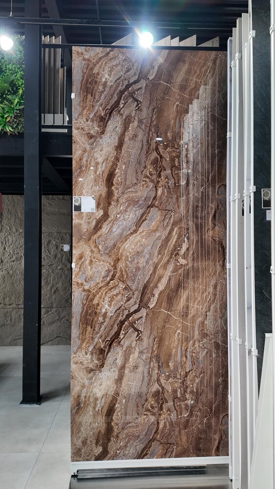 Oppio €67 PER PANEEL - 120x280x0,3 cm - PVC Wandpaneel Milos Bruin Marmerlook Hoogglans -