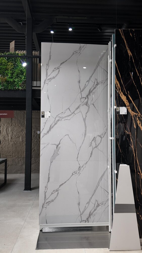 Oppio €49 PER PANEEL - 120x280x0,3 cm - PVC Wandpaneel Calacatta Marmer Wit / Grijs Hoogglans