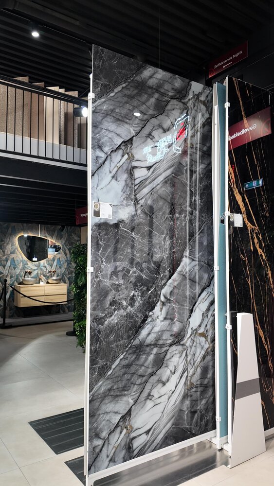 Oppio €57 PER PANEEL - 120x280x0,3 cm - PVC Wandpaneel Grijs Steen Marmerlook Hoogglans