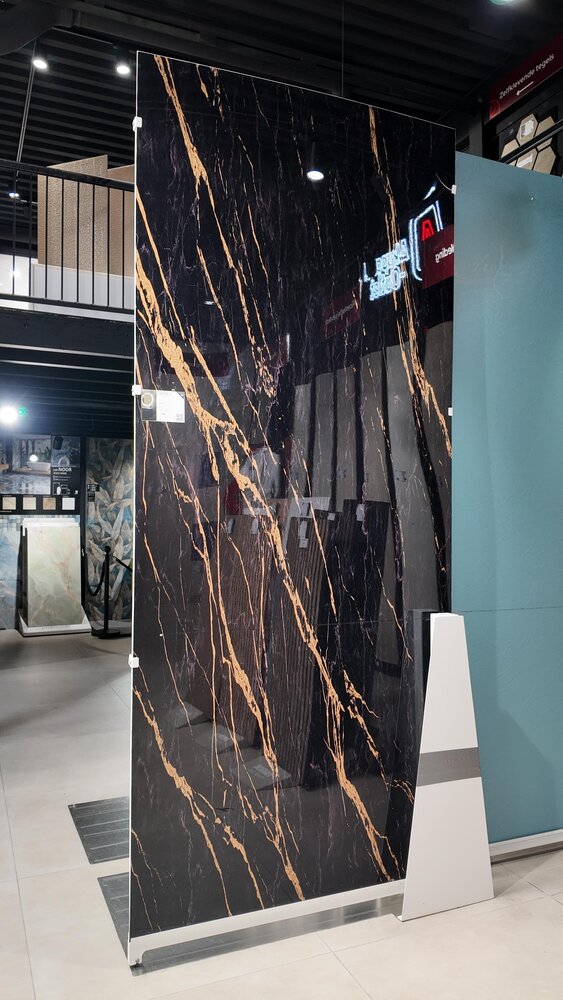 Oppio €67 PER PANEEL - 120x280x0,3 cm - PVC Wandpaneel Ceasar Black- Zwart Goud Hoogglans Oppio €67 PER PANEEL - 120x280x0,3 cm - PVC Wandpaneel Ceasar Black- Zwart Goud Hoogglans