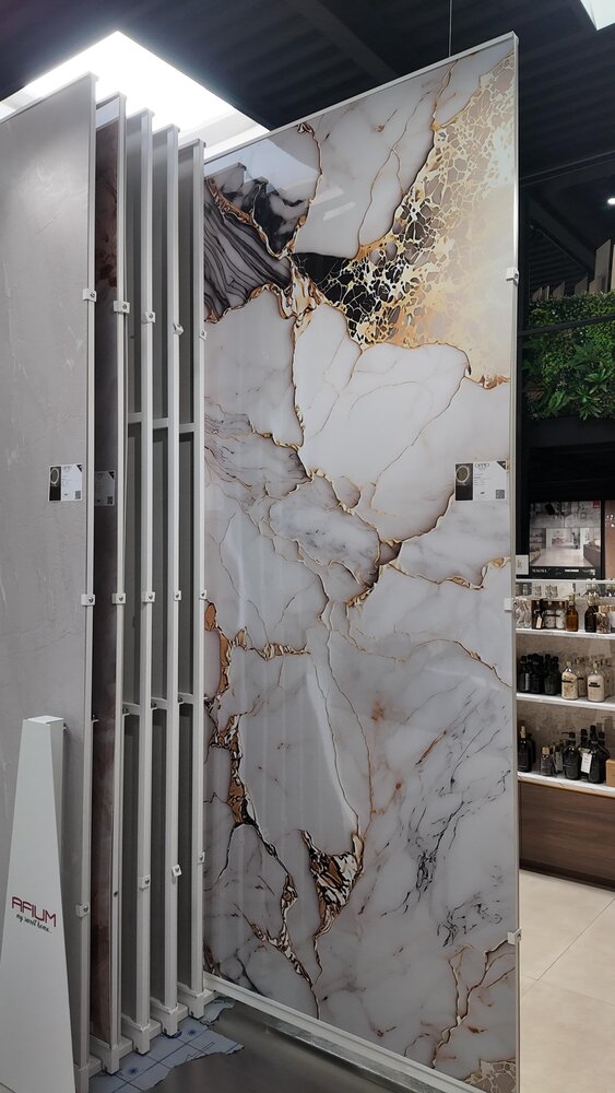Oppio €67 PER PANEEL - 120x280x0,3 cm - PVC Wandpaneel Fantasy Gold - Hoogglans Oppio €67 PER PANEEL - 120x280x0,3 cm - PVC Wandpaneel Fantasy Gold - Hoogglans