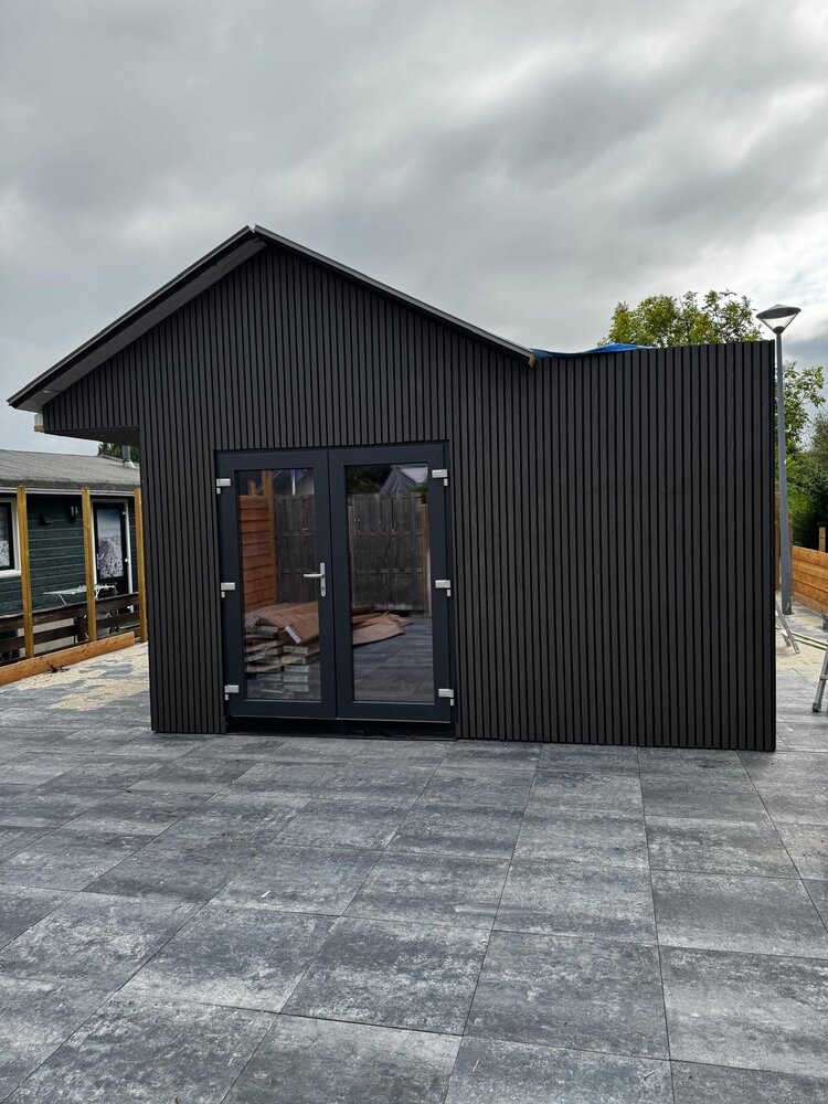 Oppio €28 Per Stuk - BLACK - Zwarte strepen - Gevelbekleding – Composiet | 290 x 22 cm | Gevel | Tuin Oppio €28 Per Stuk - BLACK - Zwarte strepen - Gevelbekleding – Composiet | 290 x 22 cm | Gevel | Tuin