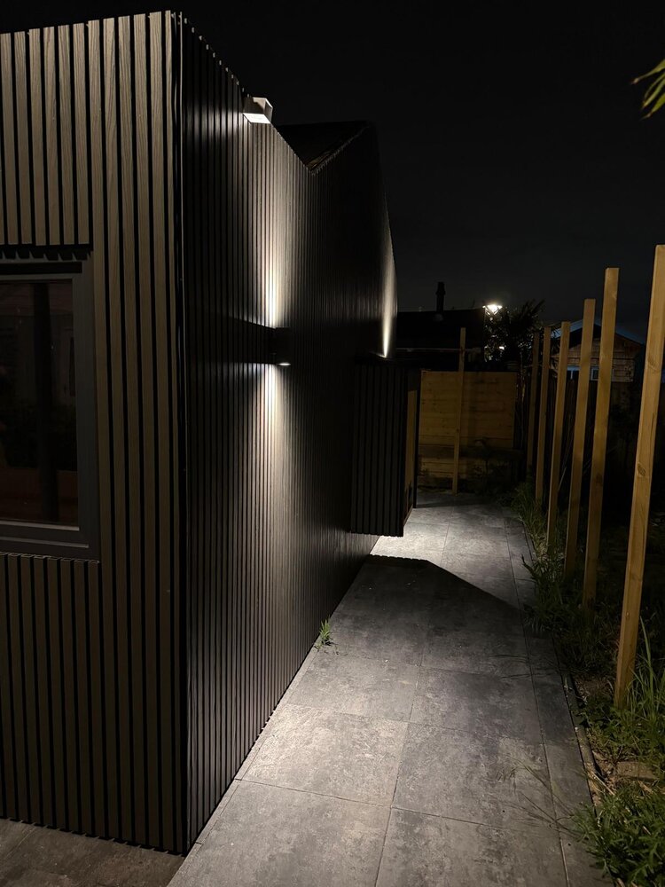 Oppio €28 Per Stuk - BLACK - Zwarte strepen - Gevelbekleding – Composiet | 290 x 22 cm | Gevel | Tuin Oppio €28 Per Stuk - BLACK - Zwarte strepen - Gevelbekleding – Composiet | 290 x 22 cm | Gevel | Tuin