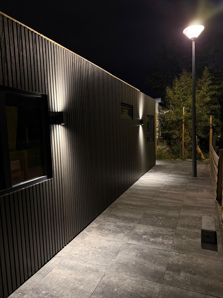 Oppio €28 Per Stuk - BLACK - Zwarte strepen - Gevelbekleding – Composiet | 290 x 22 cm | Gevel | Tuin Oppio €28 Per Stuk - BLACK - Zwarte strepen - Gevelbekleding – Composiet | 290 x 22 cm | Gevel | Tuin