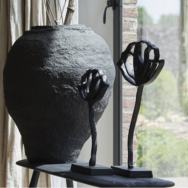 Light en Living Ornament op voet PAPAVERU mat zwart - 2 maten