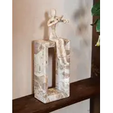 Ornament Aleria Beige viooldame op marmeren voetstuk