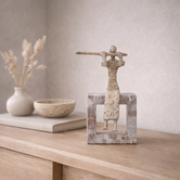 Ornament Aleria Beige dame met fluit op marmeren voetstuk