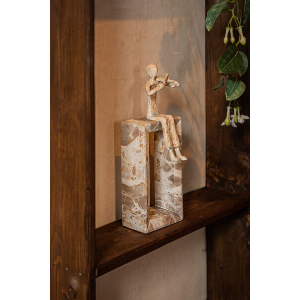 PTMD Ornament Aleria Beige viooldame op marmeren voetstuk