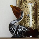 Ornament 13x7x19 cm PELICAN glas zwart-wit+bruin gestreept