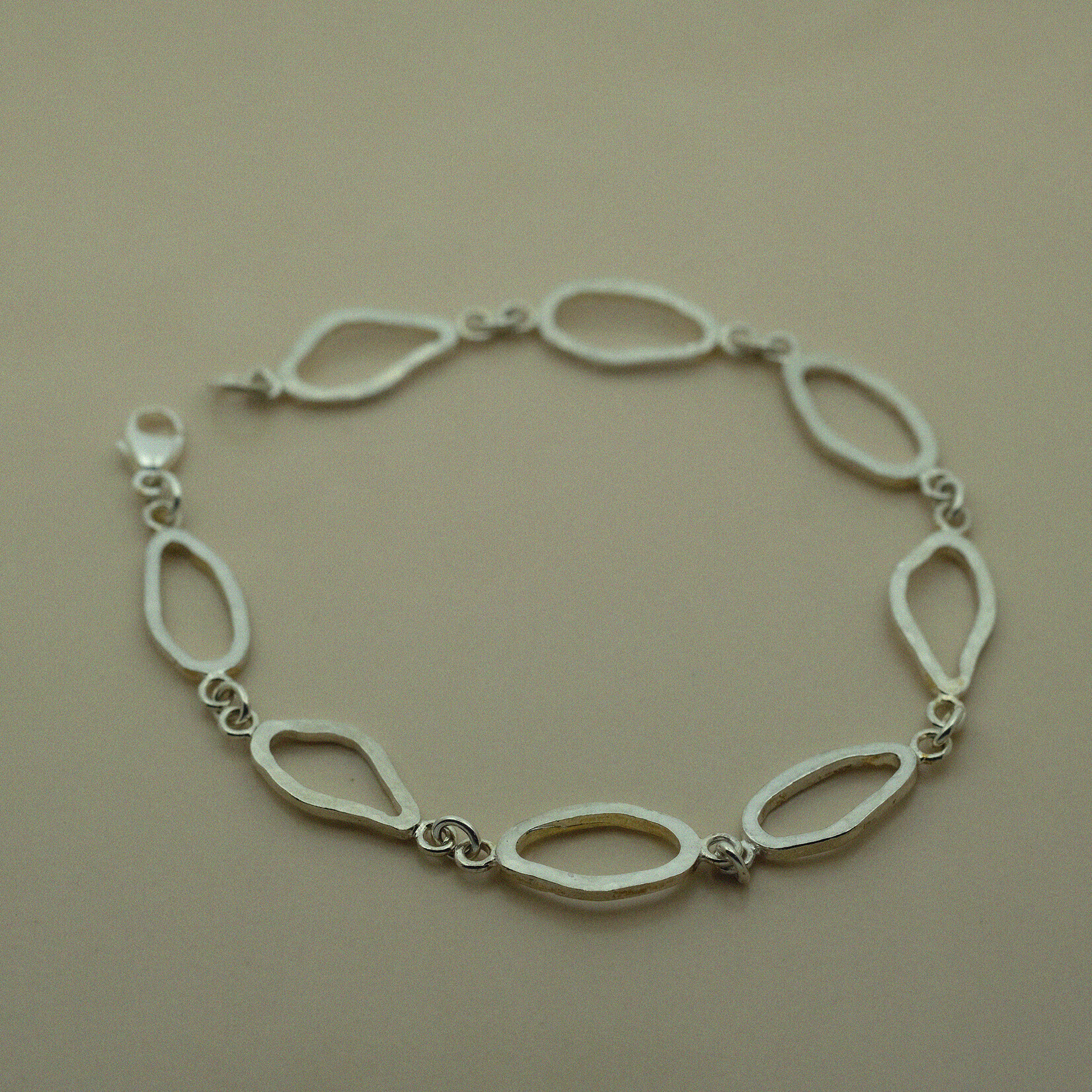 Eye schakelarmband gehamerd