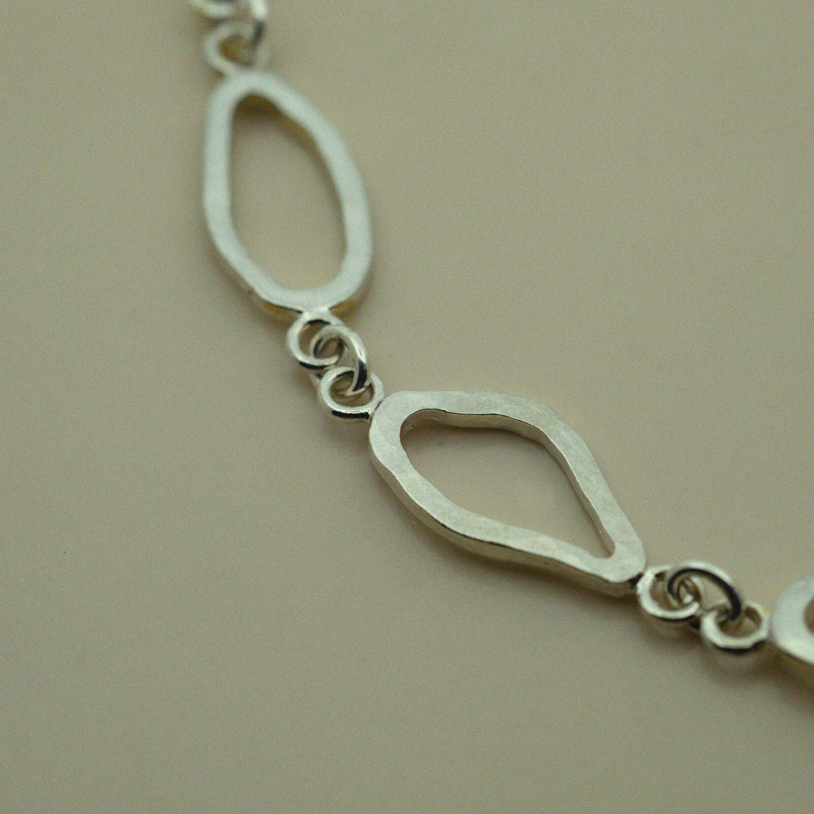 Eye schakelarmband gehamerd