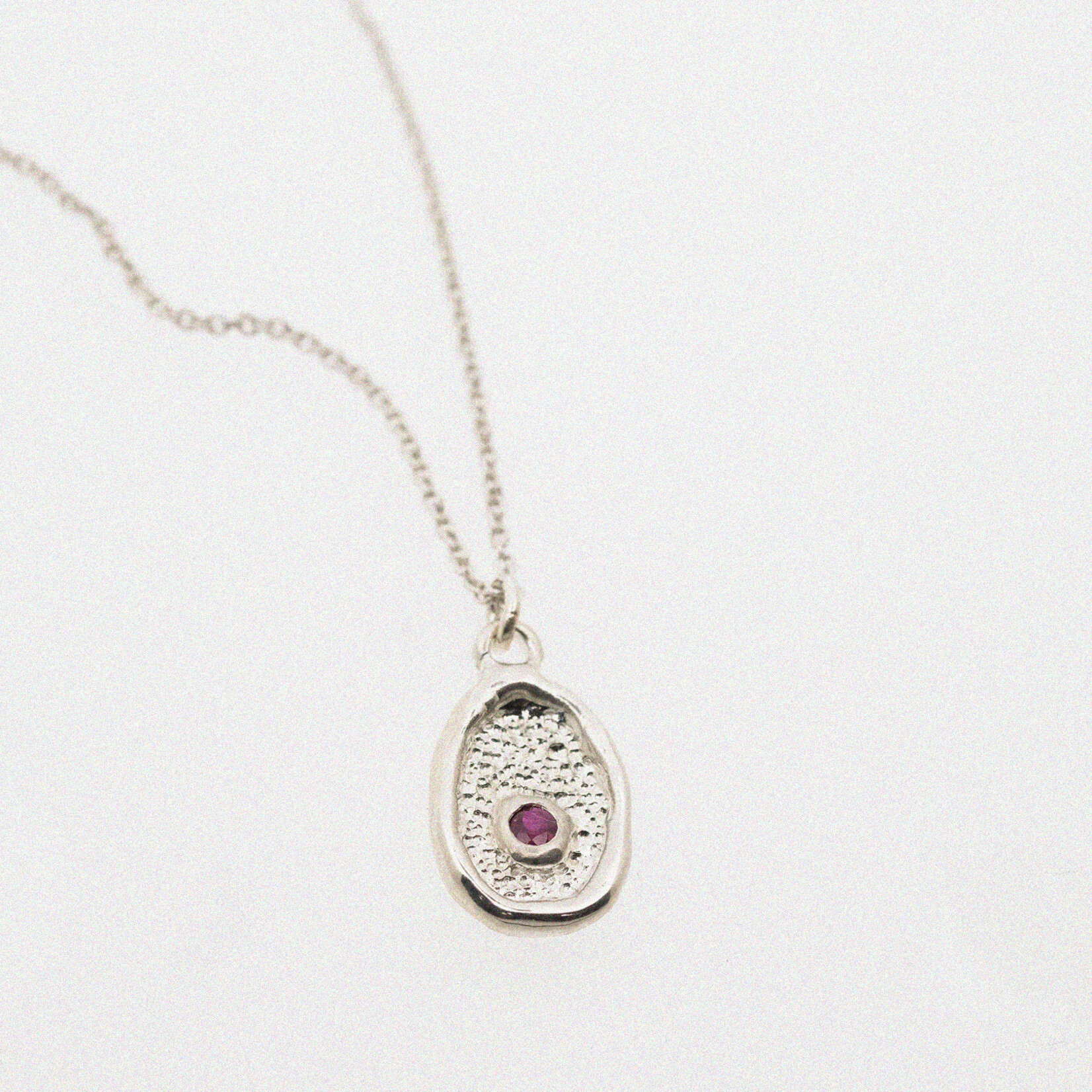 Ketting Jamie met robijntje