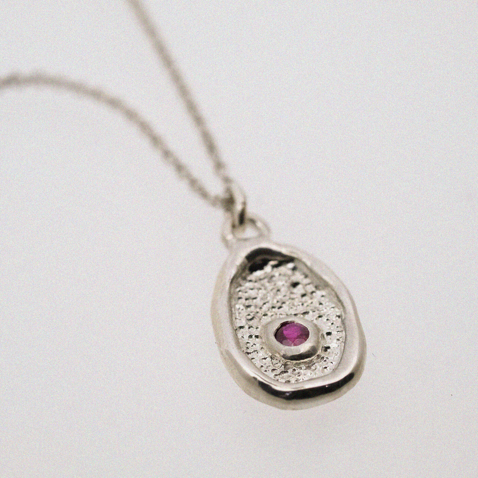 Ketting Jamie met robijntje