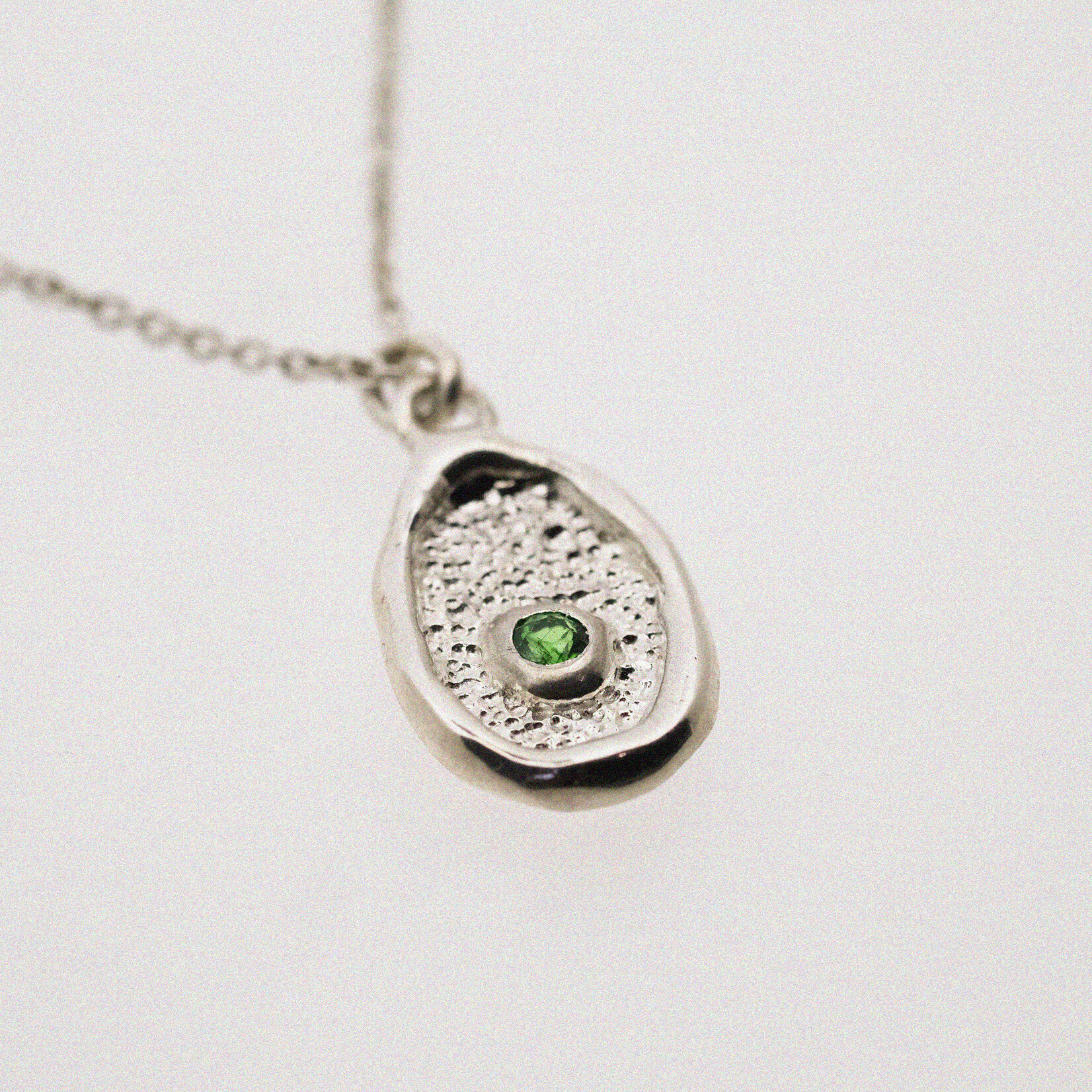 Hanger Jamie met groene diamant