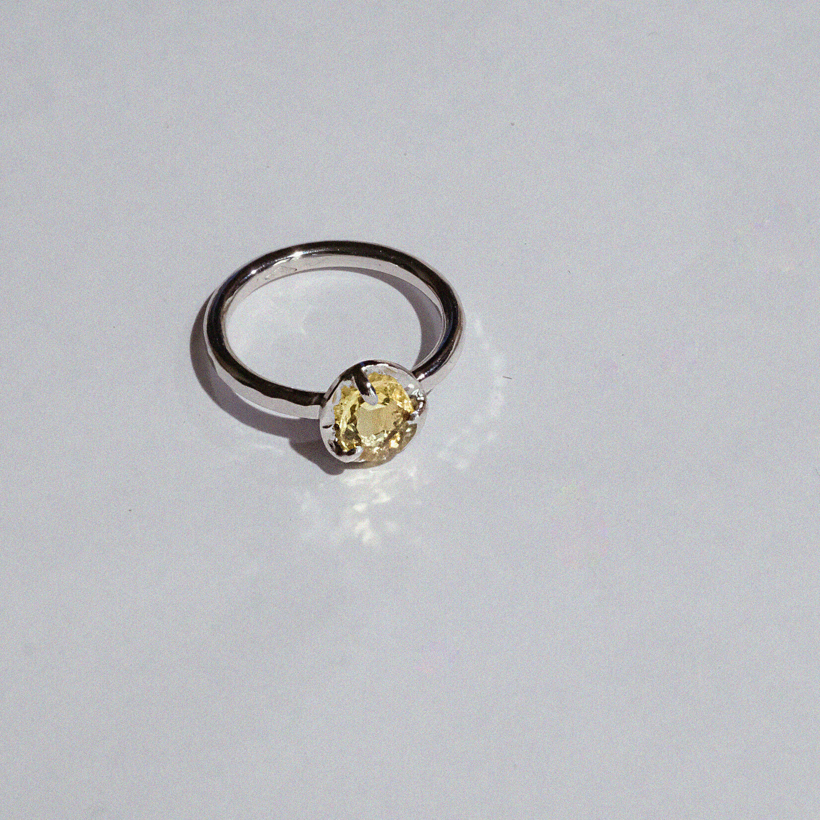 ring Helsinki Wit goud met gele saffier
