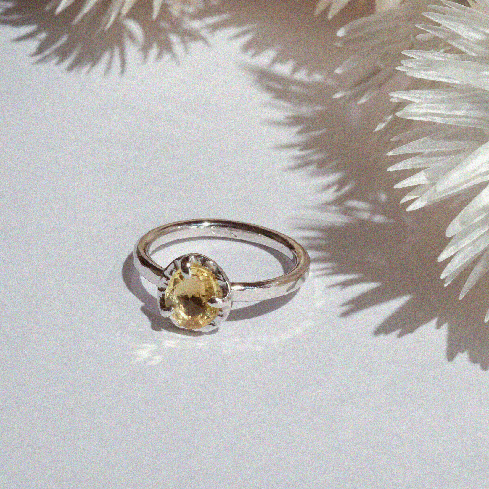 ring Helsinki Wit goud met gele saffier
