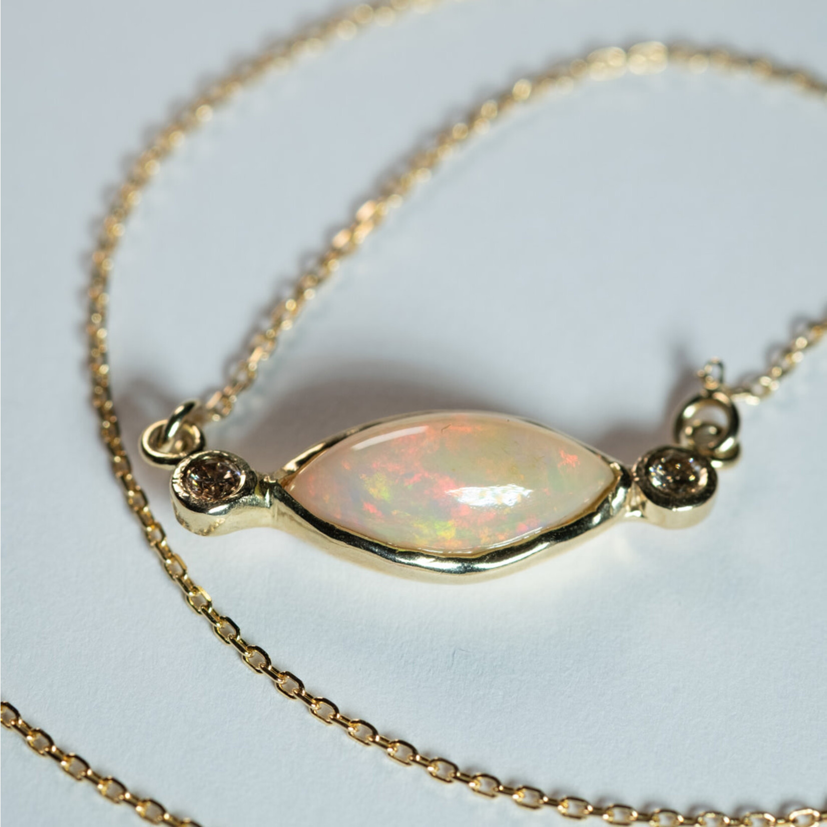 9kt ketting met Ethiopische opaal en diamant