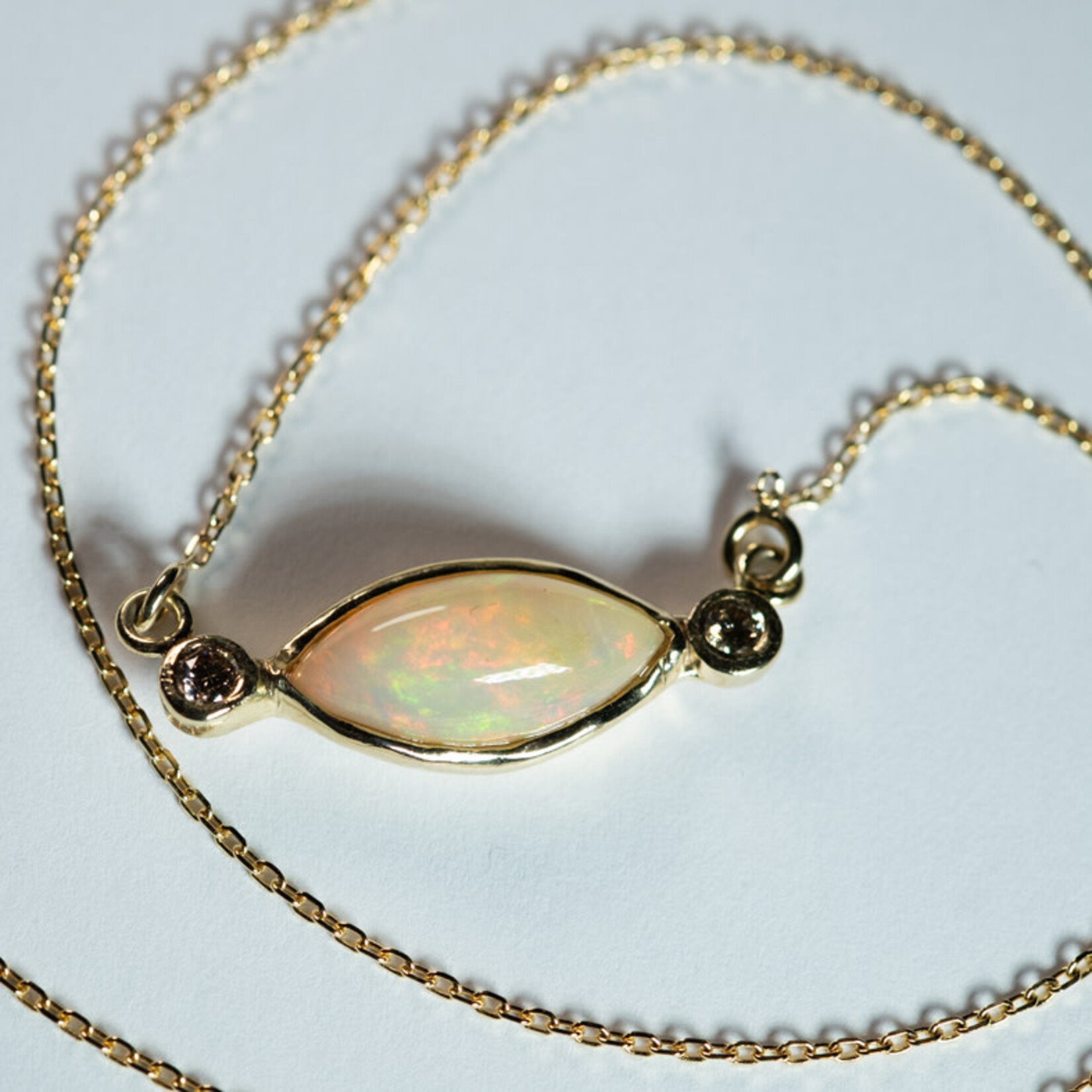 9kt ketting met Ethiopische opaal en diamant