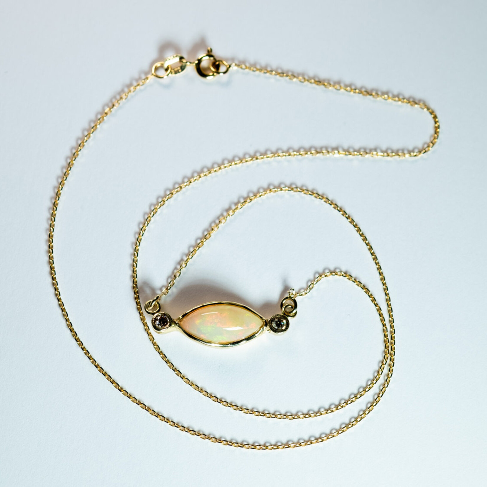 9kt ketting met Ethiopische opaal en diamant