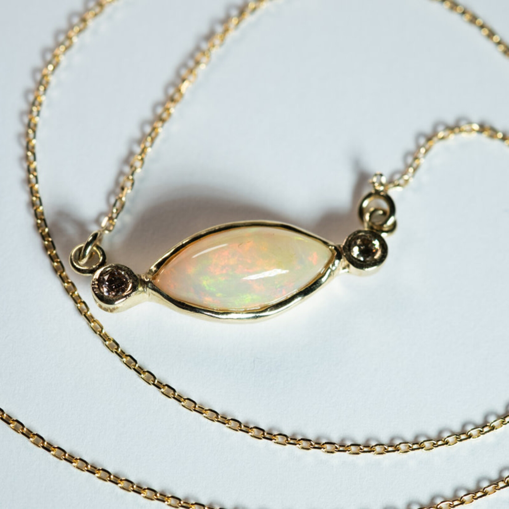 9kt ketting met Ethiopische opaal en diamant