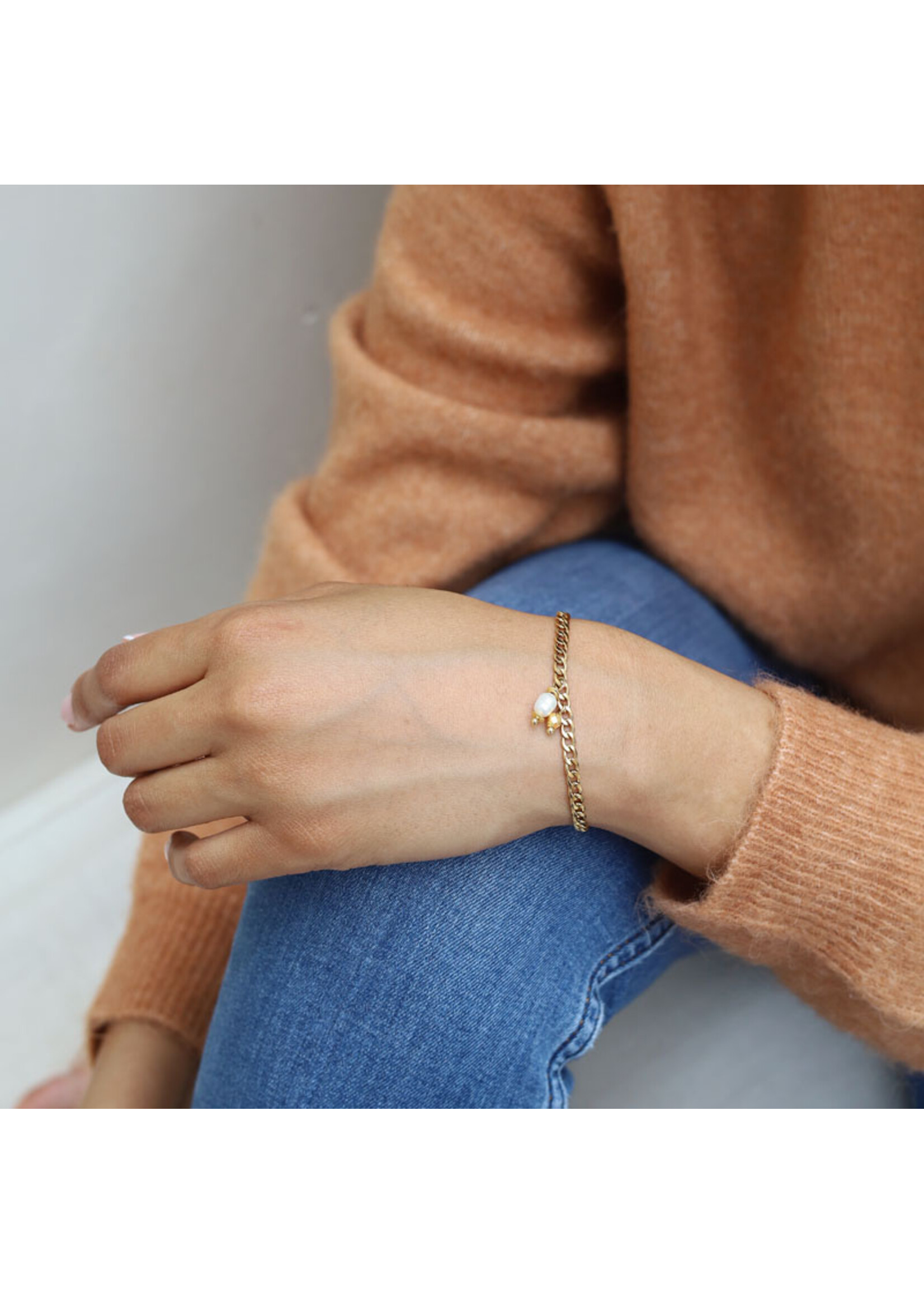 Bracelet with freshwater pearl and gold charm