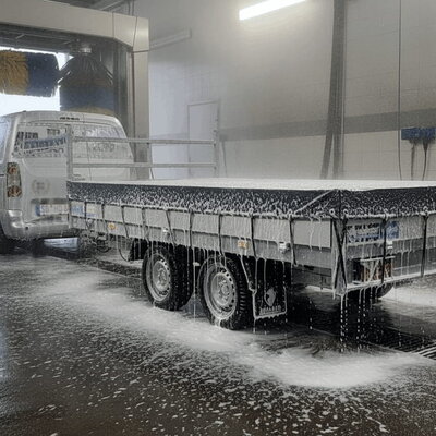 Wie reinige ich eine Anhängerplane?