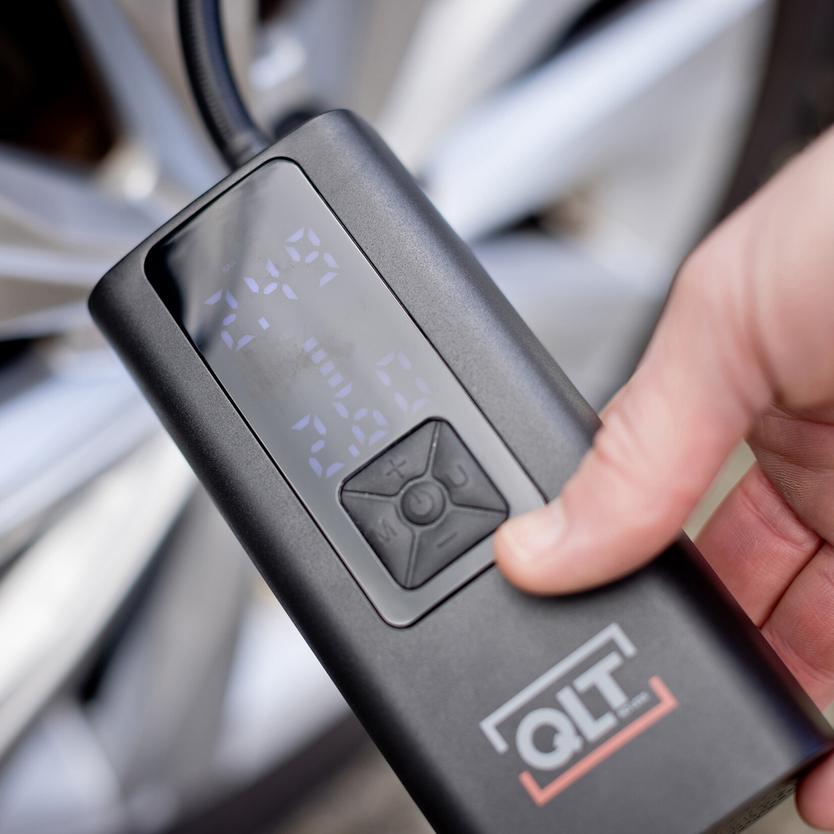 QLT No Less QLT Luchtcompressor Pro en Powerbank incl. Opzetstukken en Oplaadkabel