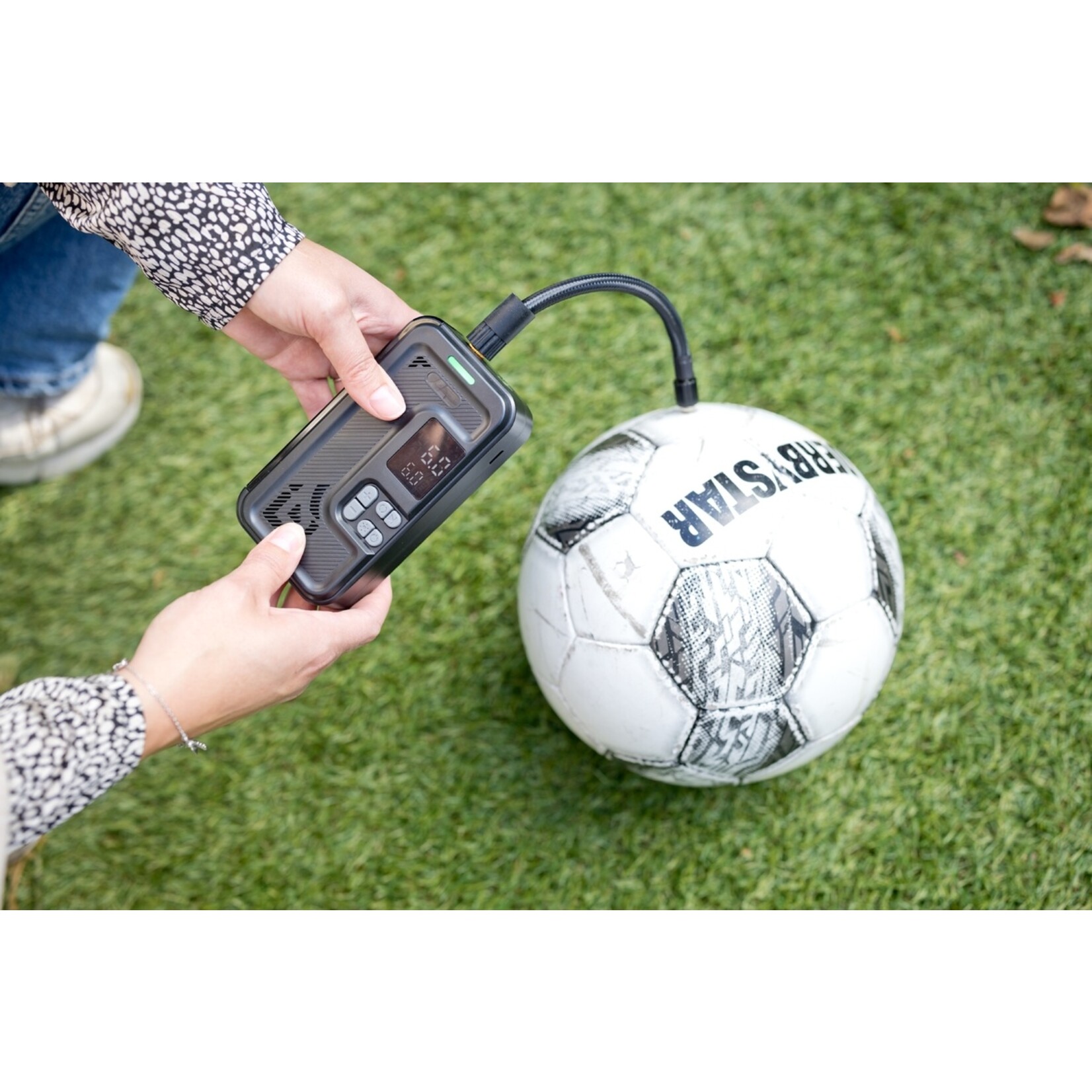QLT No Less QLT Luchtcompressor met Opbergvak – Draadloos, mAh Batterij en 150 PSI