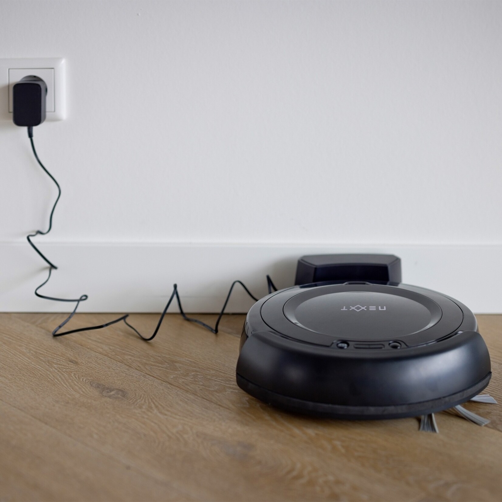 Nexxt Nexxt 3-in-1 Robotstofzuiger met Laadstation – Inclusief Adapter en Borstel – 17W