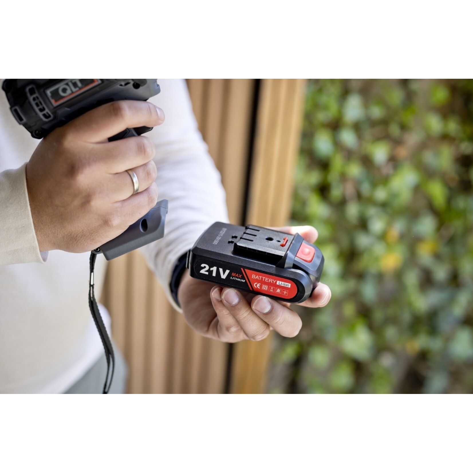 QLT No Less QLT Accuboormachine met 1500mAh Accu, 6 Bits en Opbergkoffer – 21V