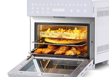 Een witte XXL airfryer en oven met meerdere niveaus