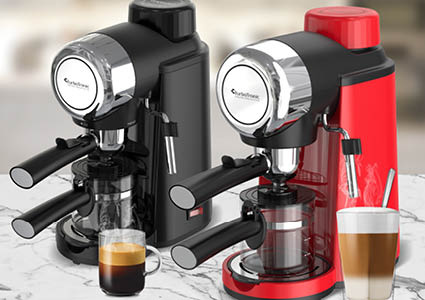 Twee moderne koffiemachines in het rood en zwart met twee koppen koffie