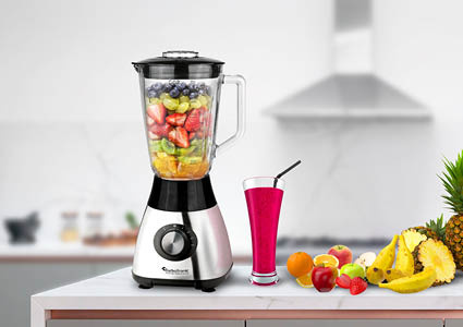 Een TurboTronic smoothiemaker op een moderne keukeneiland met een smoothie en vers fruit