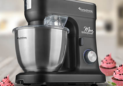 Een zwarte keukenmachine met roze cupcakes
