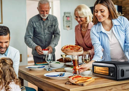 Een vrolijke familie die aan het genieten is van een versgebakte pizza uit de pizzaoven