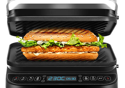 Contactgrill van TurboTronic met een sandwich erop