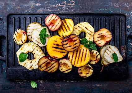 Bovenaanzicht van een grill met daarop gegrild fruit