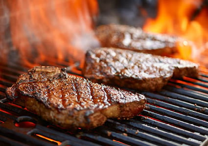 Barbecue steak die gegrild wordt op de barbecue