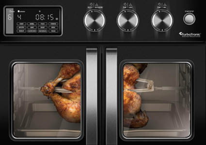 Een vrijstaande oven met een draaispit en daarom een gebraden kip